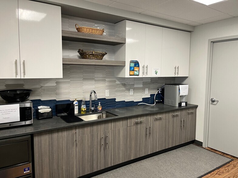 More Photos Of 3155 W Big Beaver Rd, Troy Office For Sale