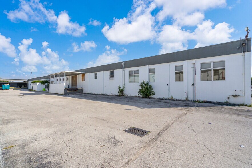 More Photos Of 3925 E 10th Ct, Hialeah Warehouse For Lease