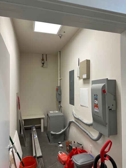 More Photos Of 1939 Monterey Rd, San Jose Showroom For Sale