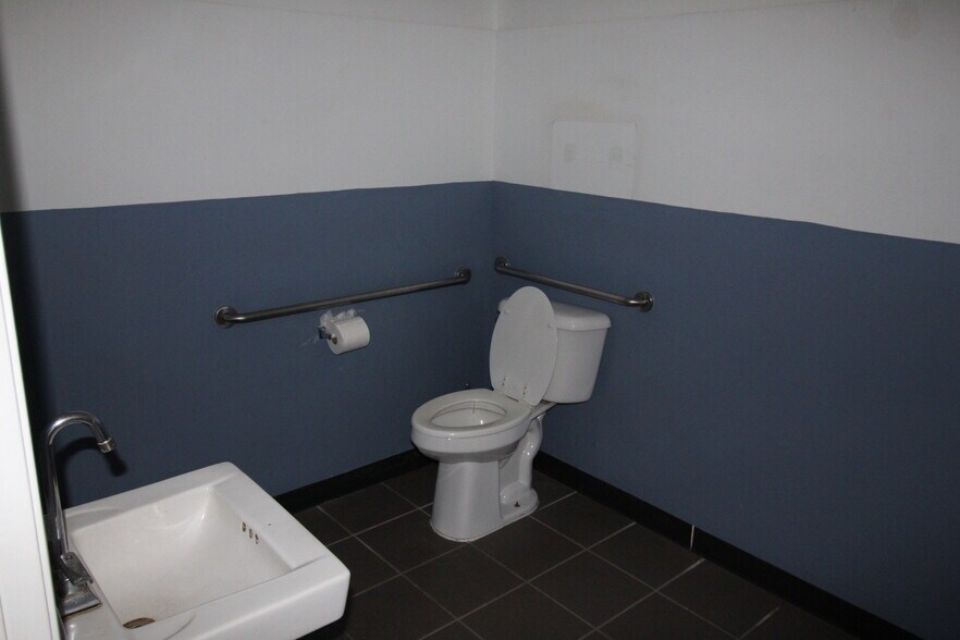 More Photos Of 81-6394 Mamalahoa Hwy, Kealakekua General Retail For Lease