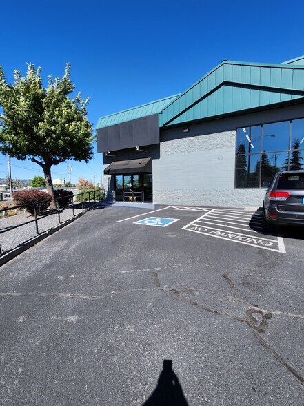 More Photos Of 310 SE Railroad St, Bend Storefront Retail Residential For Lease
