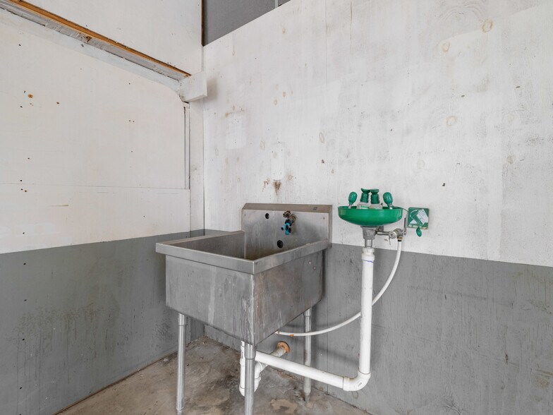 More Photos Of 3261 New Bern Hwy, Jacksonville Light Distribution For Lease