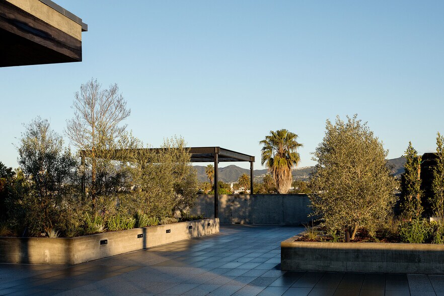 More Photos Of 1650 Euclid St, Santa Monica Office For Sale