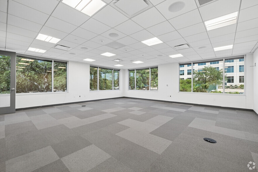 More Photos Of 4511 Horizon Hill Blvd, San Antonio Unknown For Lease