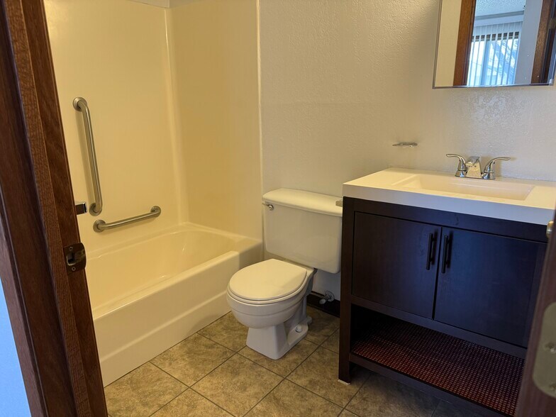 More Photos Of 120-124 E 13th St, Blue Earth Apartments For Sale