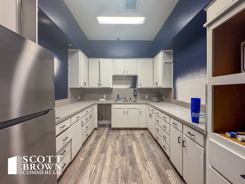 More Photos Of 2400 Worthington St, Denton Medical For Lease