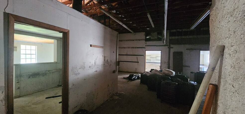 More Photos Of 284 S Center St, Pierson Auto Repair For Lease