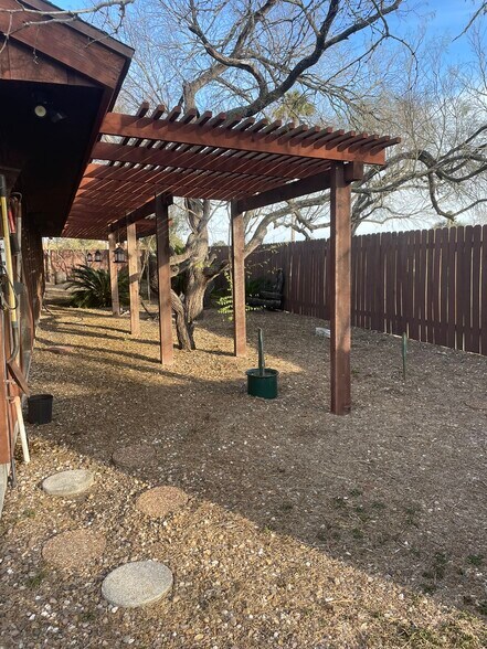 More Photos Of 325 General Cavazos Blvd, Kingsville Office For Sale