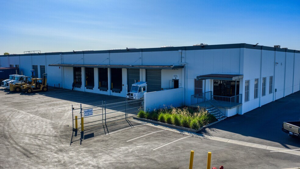 More Photos Of 2824 E 208th St, Carson Warehouse For Lease