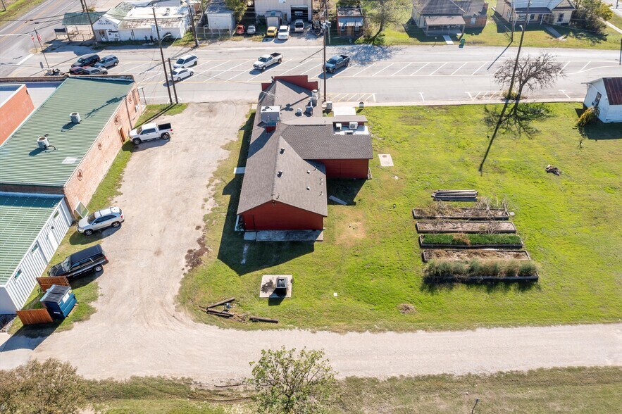 More Photos Of 110 W Bailey St, Ponder Restaurant For Sale