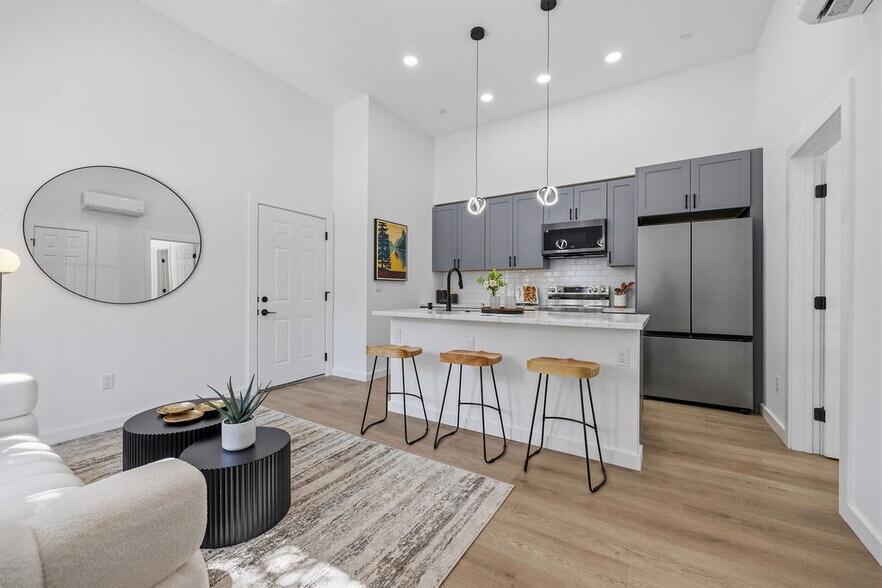 More Photos Of 2730 23rd St, San Francisco Showroom For Sale
