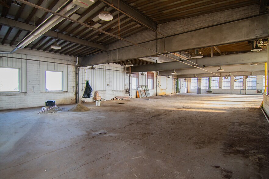 More Photos Of 1439 Sunset Blvd, Steubenville Flex For Sale