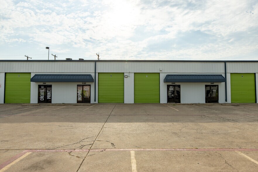 More Photos Of 2131-2163 Corzine Dr, Arlington Showroom For Lease