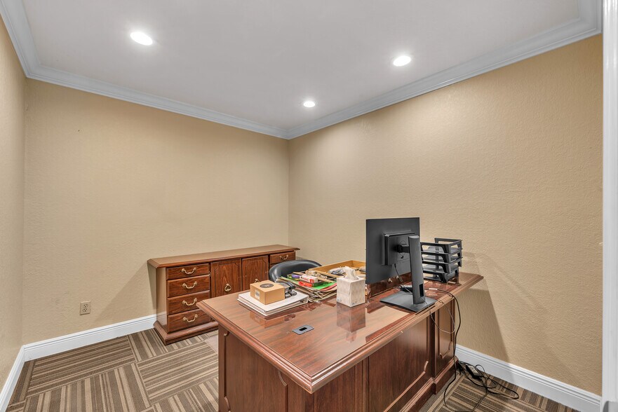 More Photos Of 308 Elizabeth St, Brandon Office For Lease