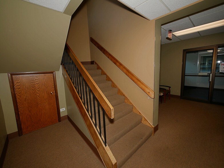 More Photos Of 511-515 Thornhill Dr, Carol Stream Unknown For Lease