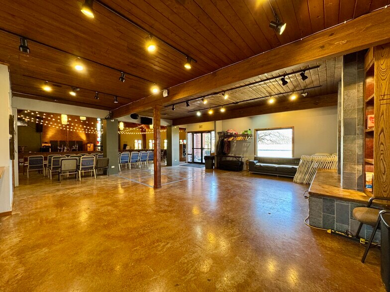 More Photos Of 2015 E Main St, Gas City Flex For Sale
