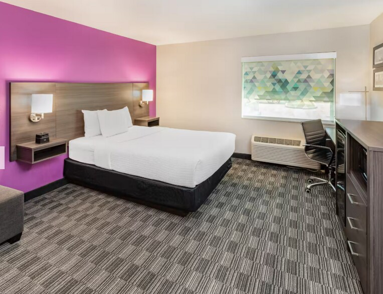 More Photos Of 6790 Southwest Fwy, Houston Hotel For Sale