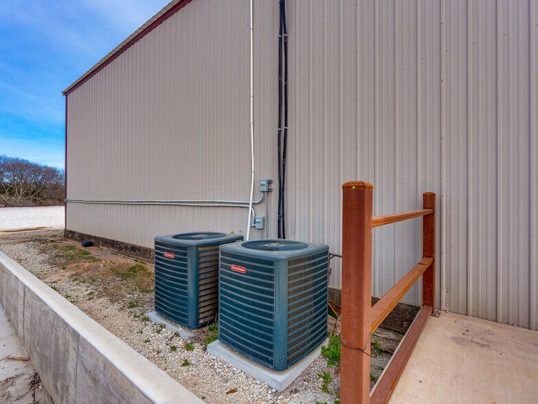 More Photos Of 122 N Hickory, Roff Flex For Sale