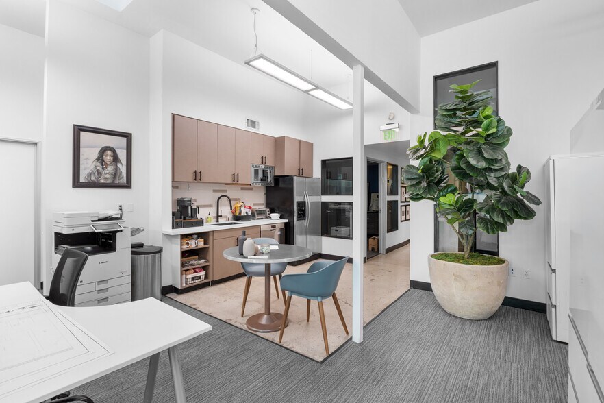 More Photos Of 10215 Santa Monica Blvd, Los Angeles Office For Sale