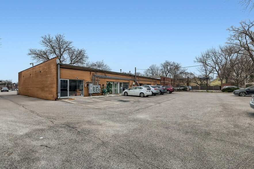 More Photos Of 1039-1059 Waukegan Rd, Glenview Unknown For Lease