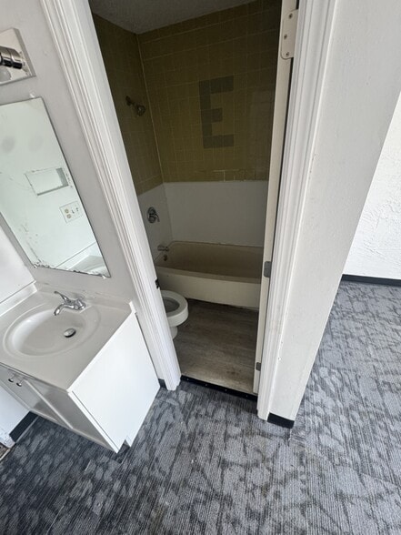 More Photos Of 1300 W Russell St, Sioux Falls Hotel For Sale