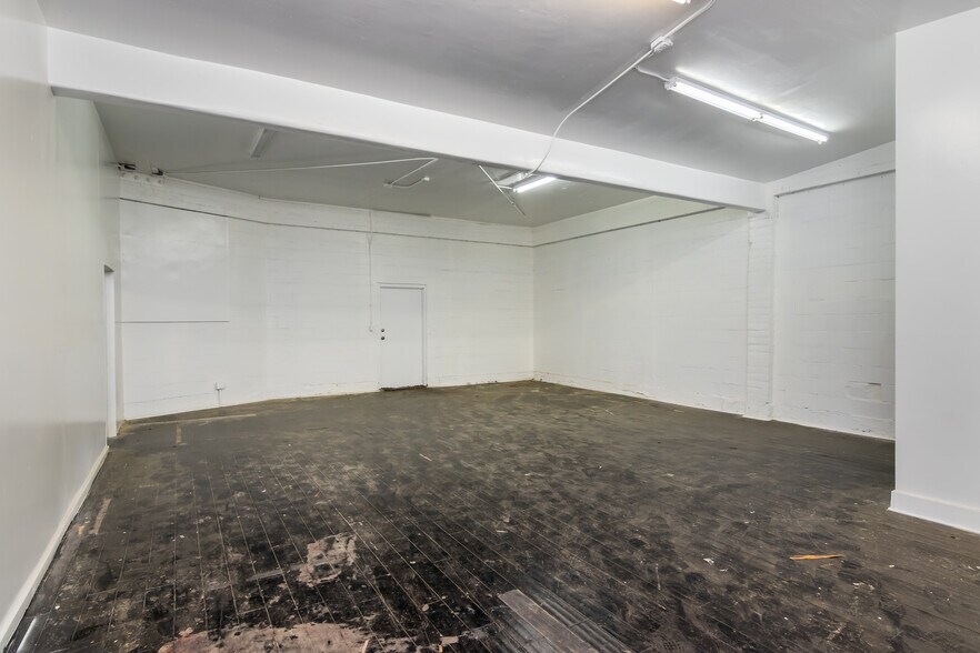 More Photos Of 11129 Hartsook St, North Hollywood Warehouse For Lease