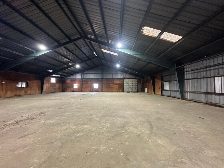 More Photos Of 658 Southern Ave, Fayetteville Warehouse For Lease