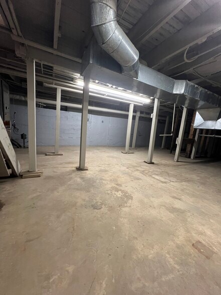 More Photos Of 212 S Broadway, Peru Specialty For Sale