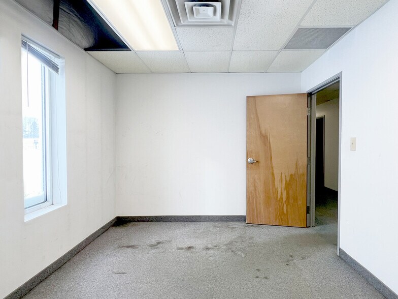 More Photos Of 7171 W Ridge Rd, Fairview Warehouse For Lease