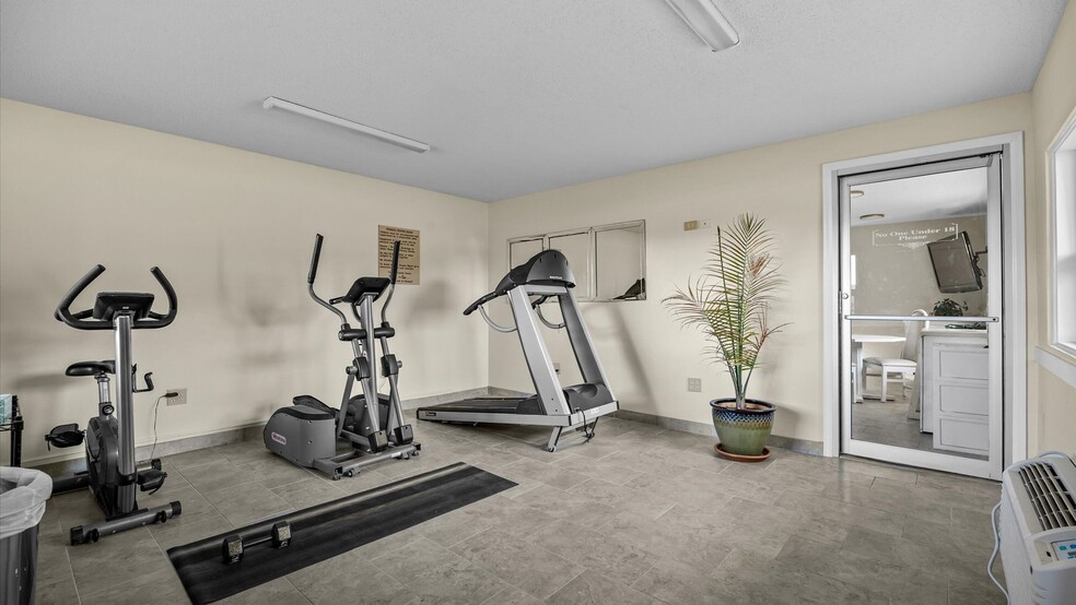 More Photos Of 1702 E Main St, Montrose Hotel For Sale