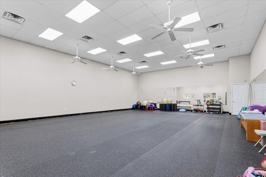 More Photos Of 15043 Main St, Alachua Showroom For Sale