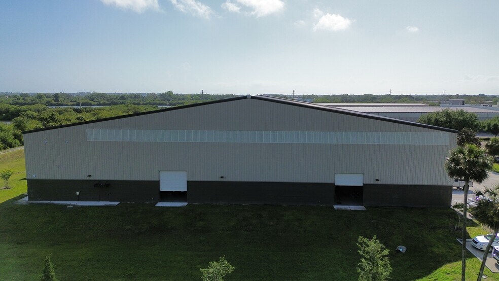 More Photos Of 350 Gus Hipp Blvd, Rockledge Warehouse For Lease