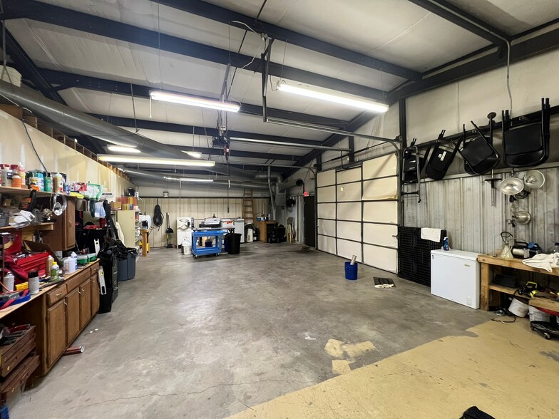 More Photos Of 370 S 40th St, Springdale Warehouse For Lease