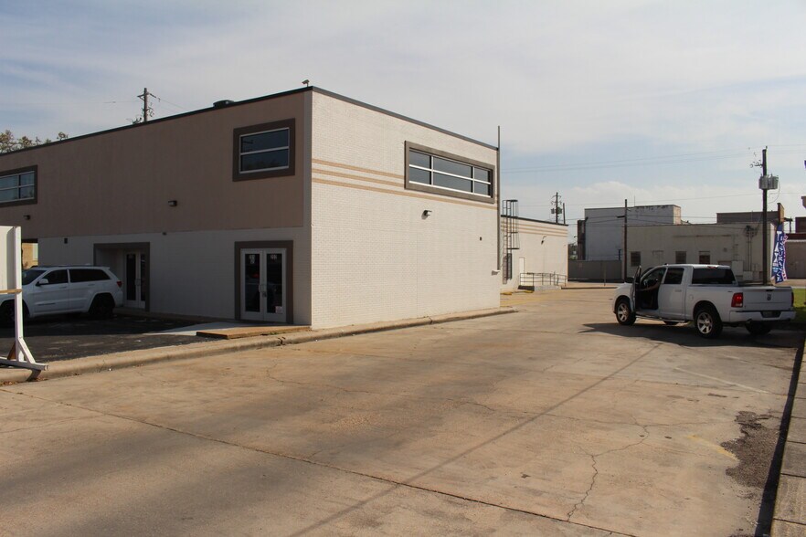 More Photos Of 302 W Defee Ave, Baytown Specialty For Sale