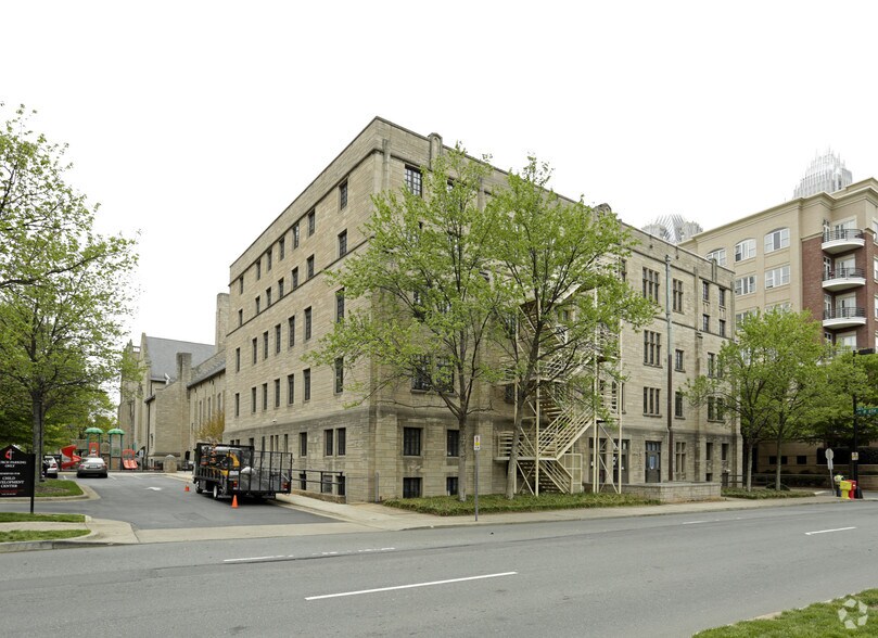 More Photos Of 501 N Tryon St, Charlotte Religious Facility For Lease
