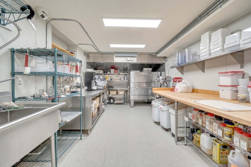 More Photos Of 67 Park Ave, Wind Gap Freestanding For Lease