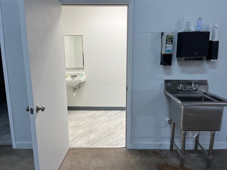 More Photos Of 1205-1421 Hill Ave, Mangonia Park Warehouse For Lease