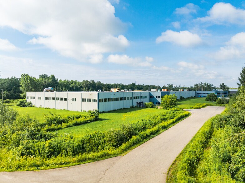 More Photos Of 500 Rue Léger, Riviere-beaudette Manufacturing For Sale