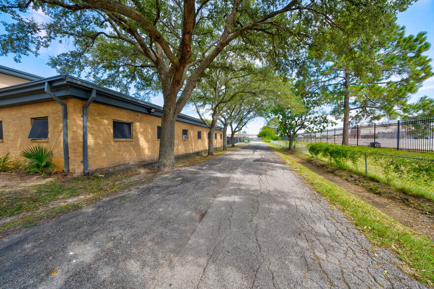 More Photos Of 9941 Rowlett Rd, Houston Medical For Lease