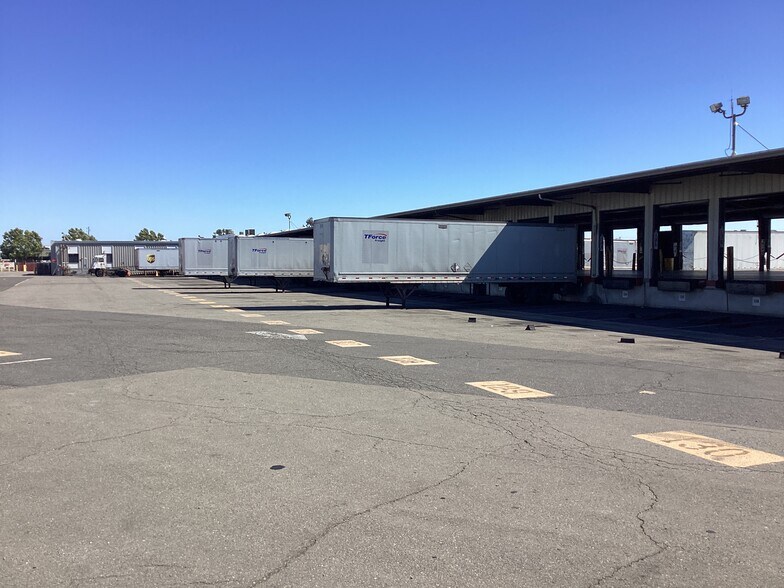 More Photos Of 3050 Teagarden St, San Leandro Truck Terminal For Lease