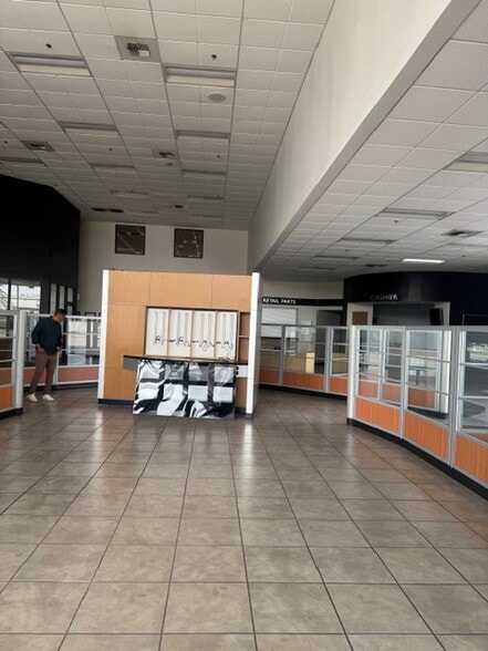 More Photos Of 4625 Wible Rd, Bakersfield Auto Dealership For Lease