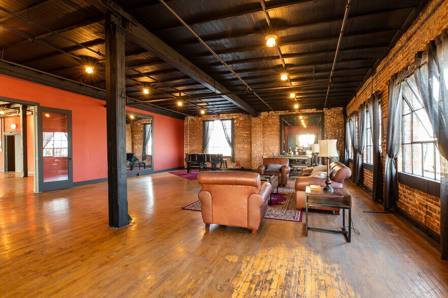 More Photos Of 615 E 61st St, Los Angeles Light Manufacturing For Sale