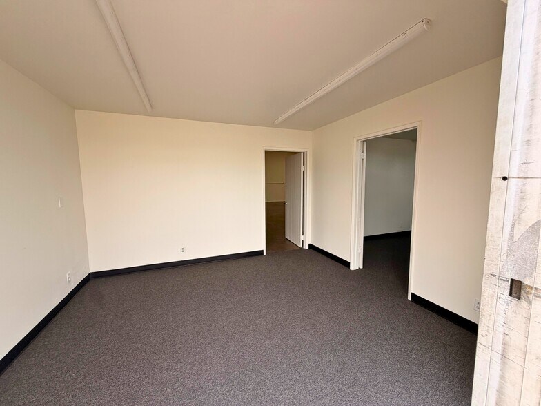 More Photos Of 3035 S Halladay St, Santa Ana Warehouse For Lease