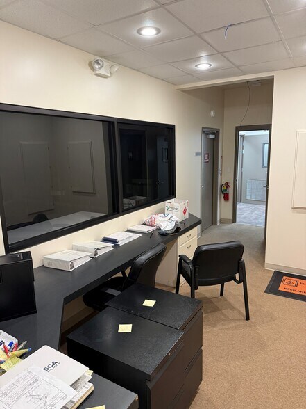 More Photos Of 960 W Lincoln Rd, Lake Charles Warehouse For Sale