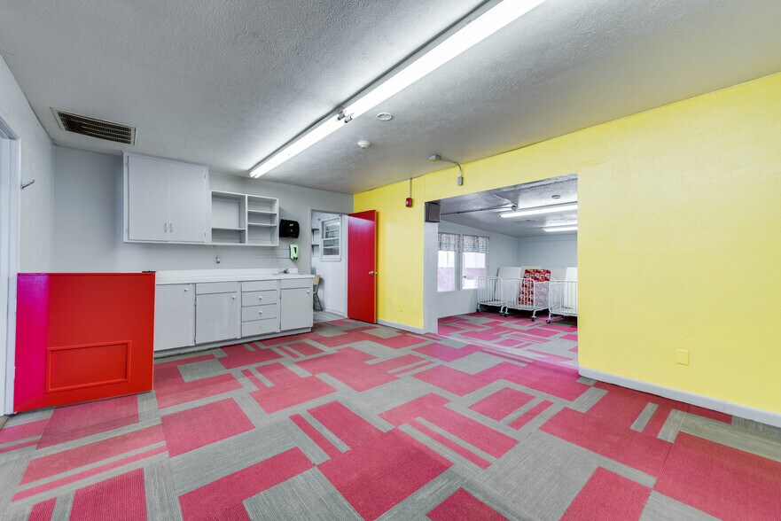 More Photos Of 1005 Austin St, Midland Storefront For Sale