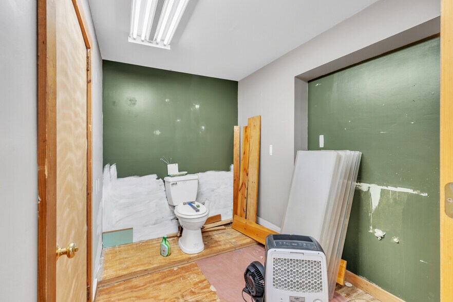 More Photos Of 203 Long Plain Rd, Whately Service For Sale