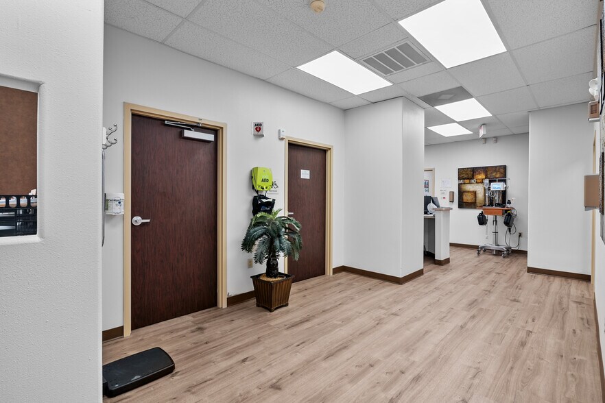 More Photos Of 10611 W Fairmont Pky, La Porte Medical For Lease