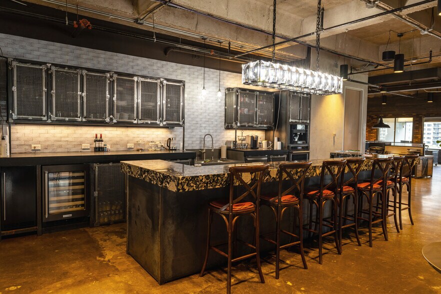 More Photos Of 1845 Woodall Rodgers Fwy, Dallas Office For Lease