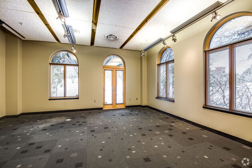 More Photos Of 1903-1907 E Wayzata Blvd, Wayzata Unknown For Lease