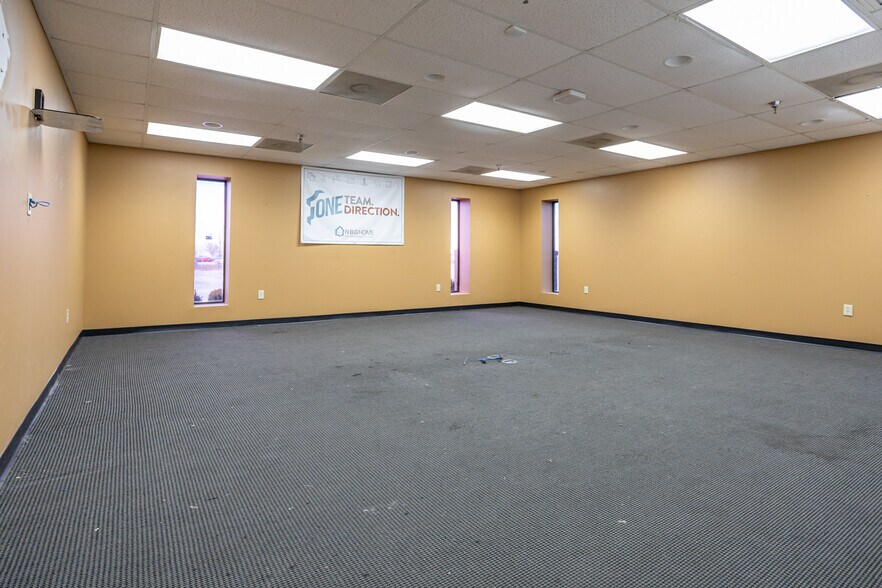 More Photos Of 942 W Park Dr, Selma Warehouse For Lease